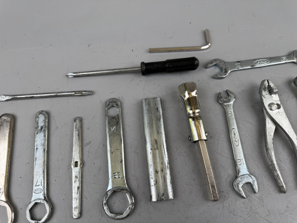 Honda NT650V Deauville RC47 Bordwerkzeug Tools original