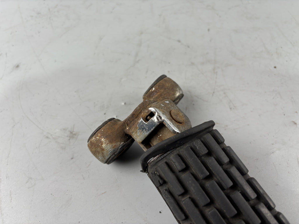 Yamaha XV700 Virago 56E Fußraste Foot Hangers Step rechts right