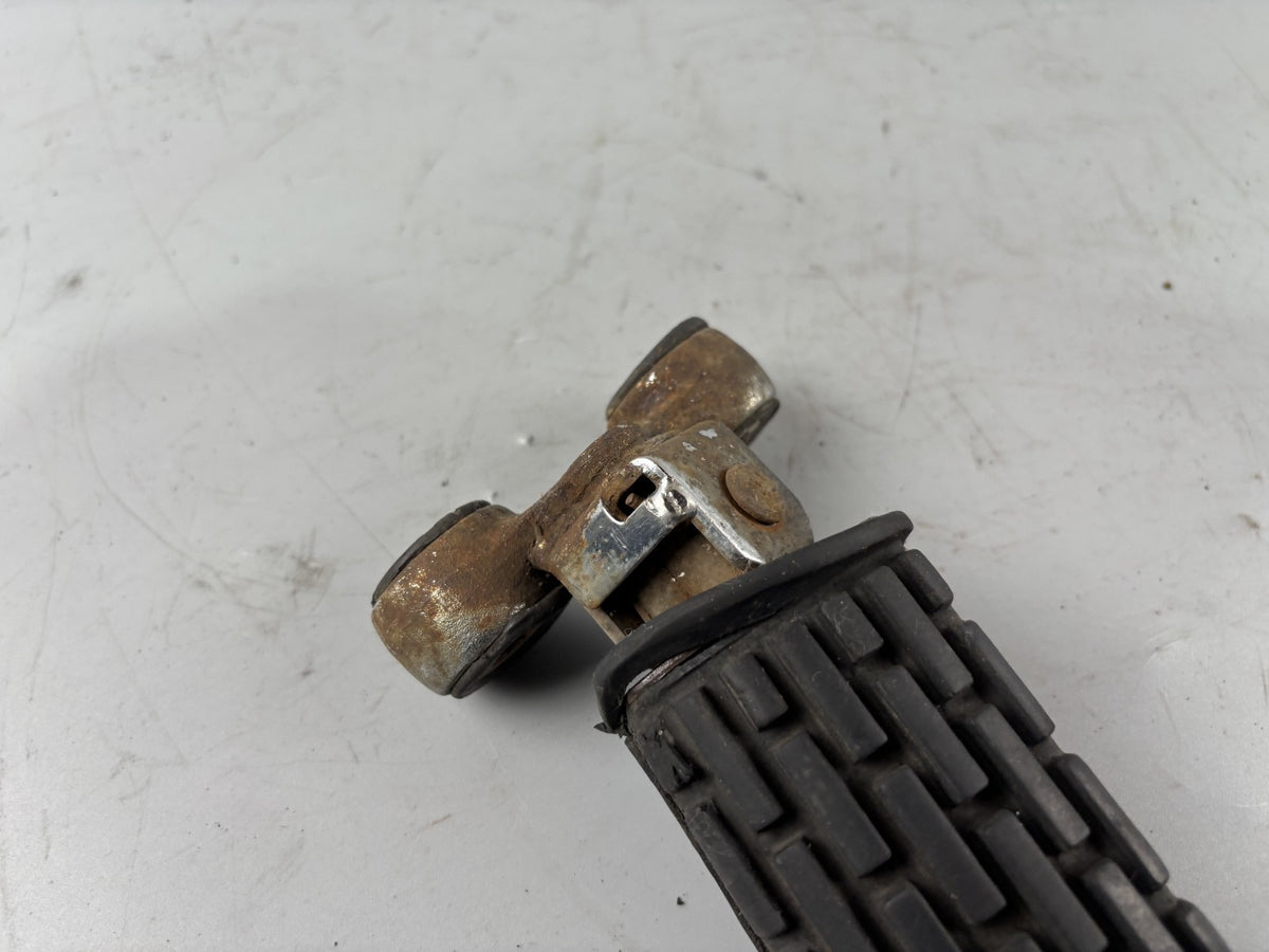 Yamaha XV700 Virago 56E Fußraste Foot Hangers Step rechts right