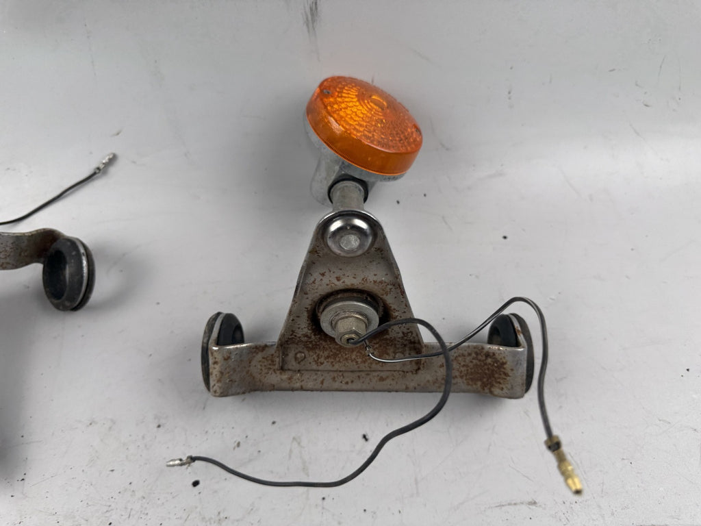 Suzuki GN250 NJ42A Blinkerpaar Blinker turn Signal vorne Halterung Scheinwerfer