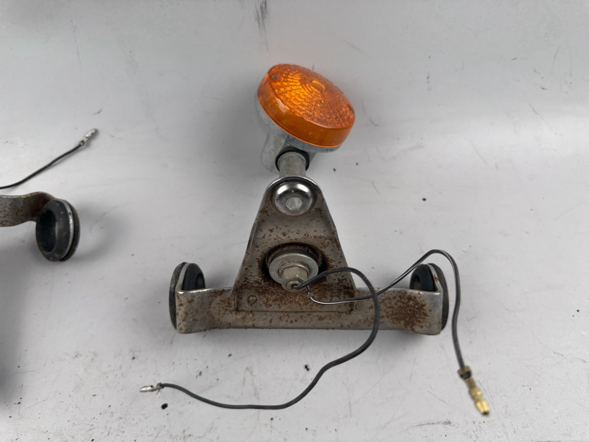 Suzuki GN250 NJ42A Blinkerpaar Blinker turn Signal vorne Halterung Scheinwerfer