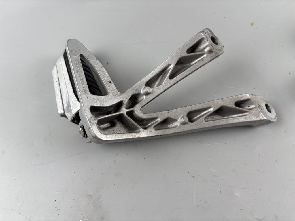 Suzuki GSX 650 F FA WVCJ Soziusfußraste Foot Step Hangers Beifahrer hinten links