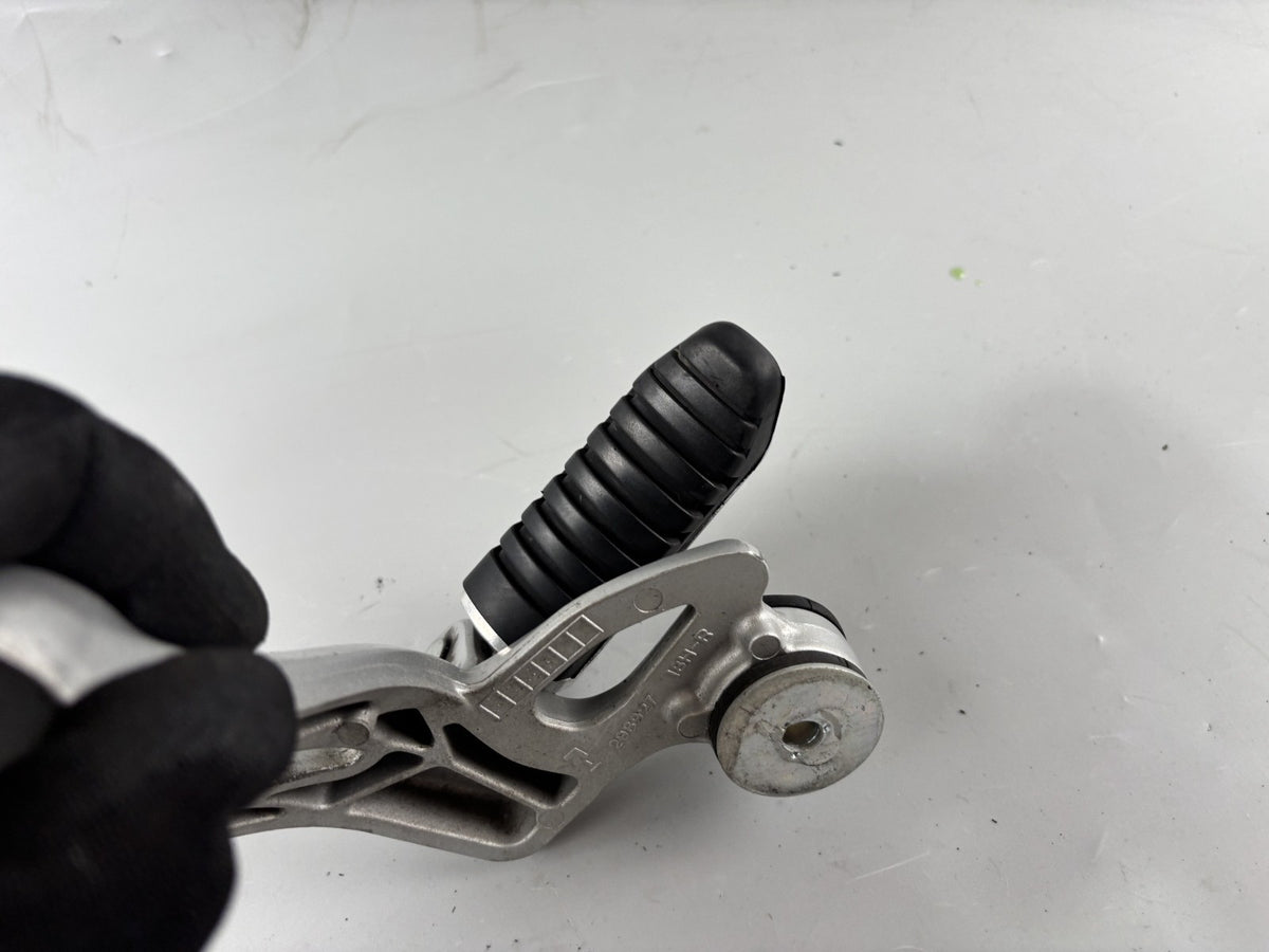 Suzuki GSX 650 F FA WVCJ Soziusfußraste Foot Step Hanger Beifahrer hinten rechts