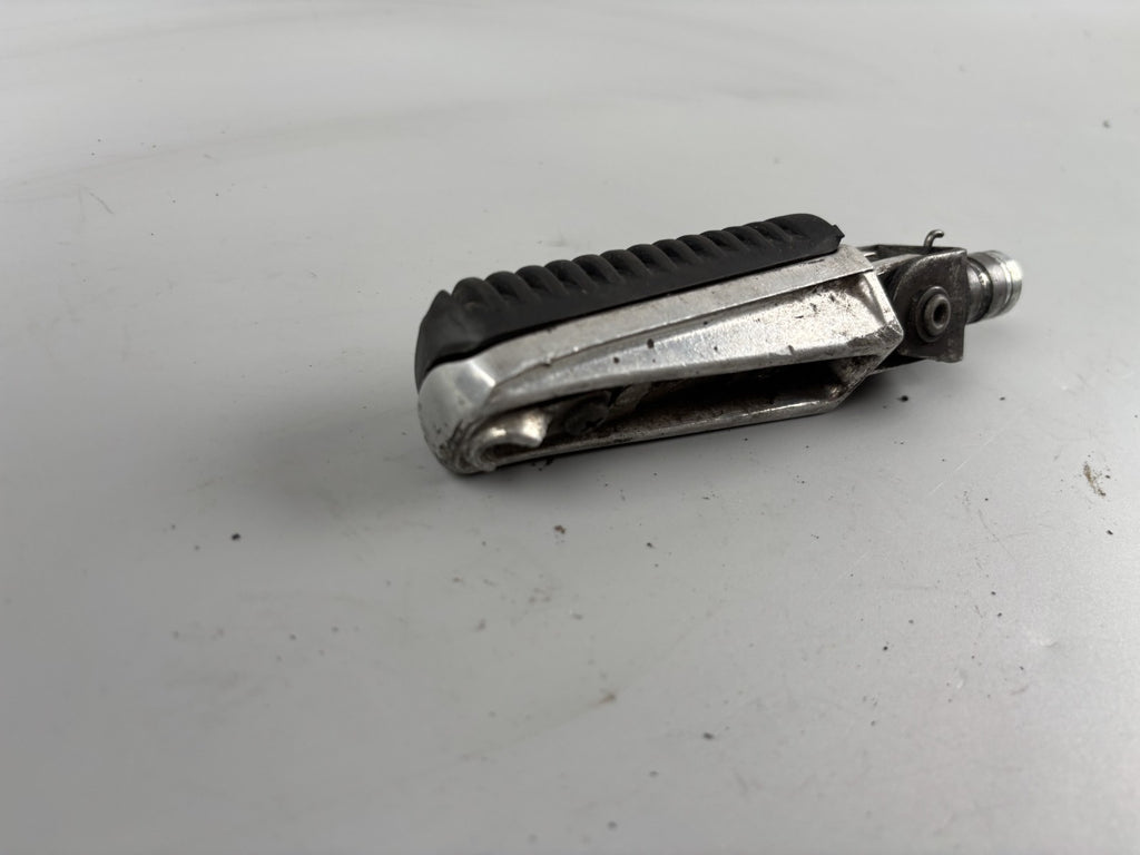 Yamaha FZS600 Fazer RJ02 Fußraste Foot Hangers Step links left vorne front