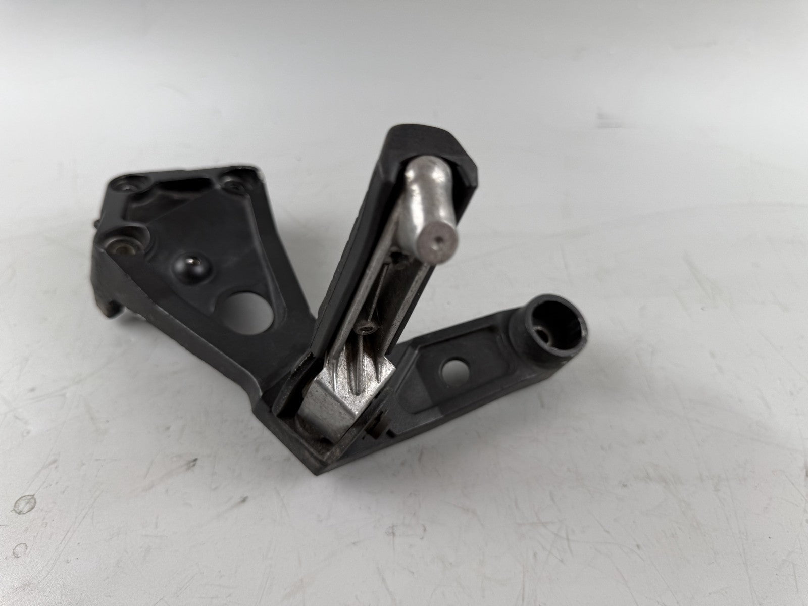 Triumph Daytona 1200 T300D Fußrastenanlage Halterung Fußraste Foot Hangers links
