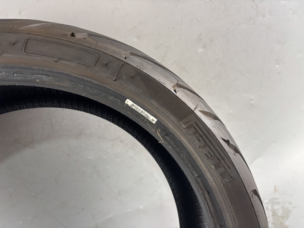 Motorrad Reifen Wheel 180/55 ZR17 Pirelli ANGEL ST DOT 35/2022 5,35mm