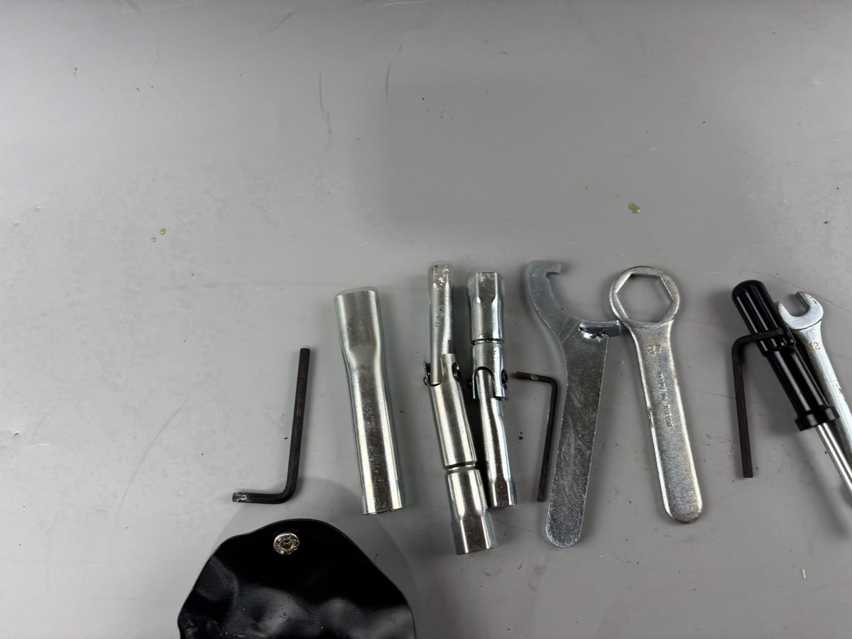 Suzuki GSX 650 F FA WVCJ Bordwerkzeug Tools