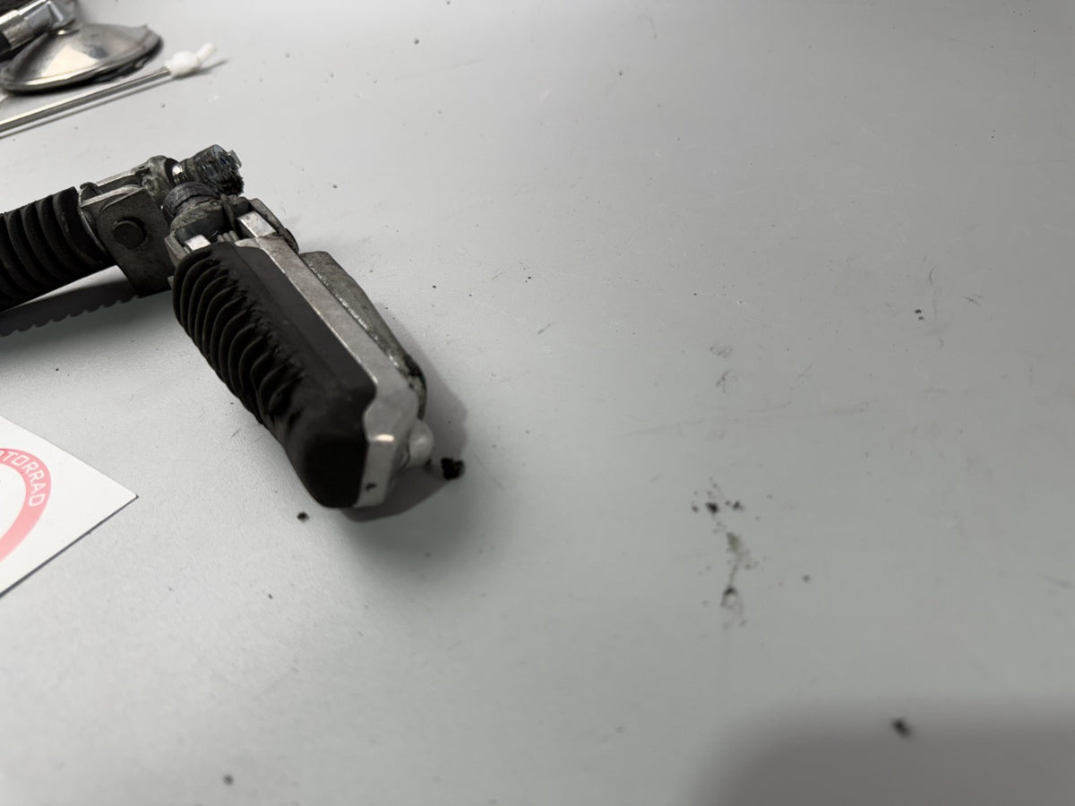Suzuki GSF600 GN77B Bandit Fußrasten front vorne Footsteps Hangers Fahrer