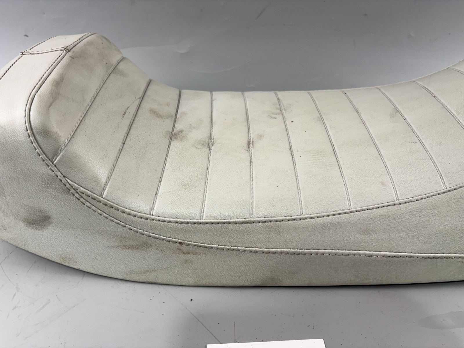 Honda VF 750 F RC15 Sitzbank Seat Sitz Sitzkissen Giuliari Weiß