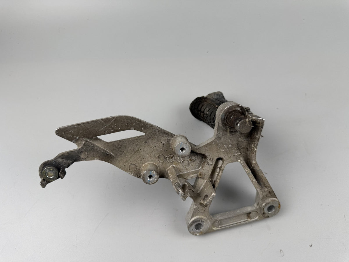 Honda CBR125 JC50 Fussrastenhalter vorne rechts Fußraste Foot Hangers right