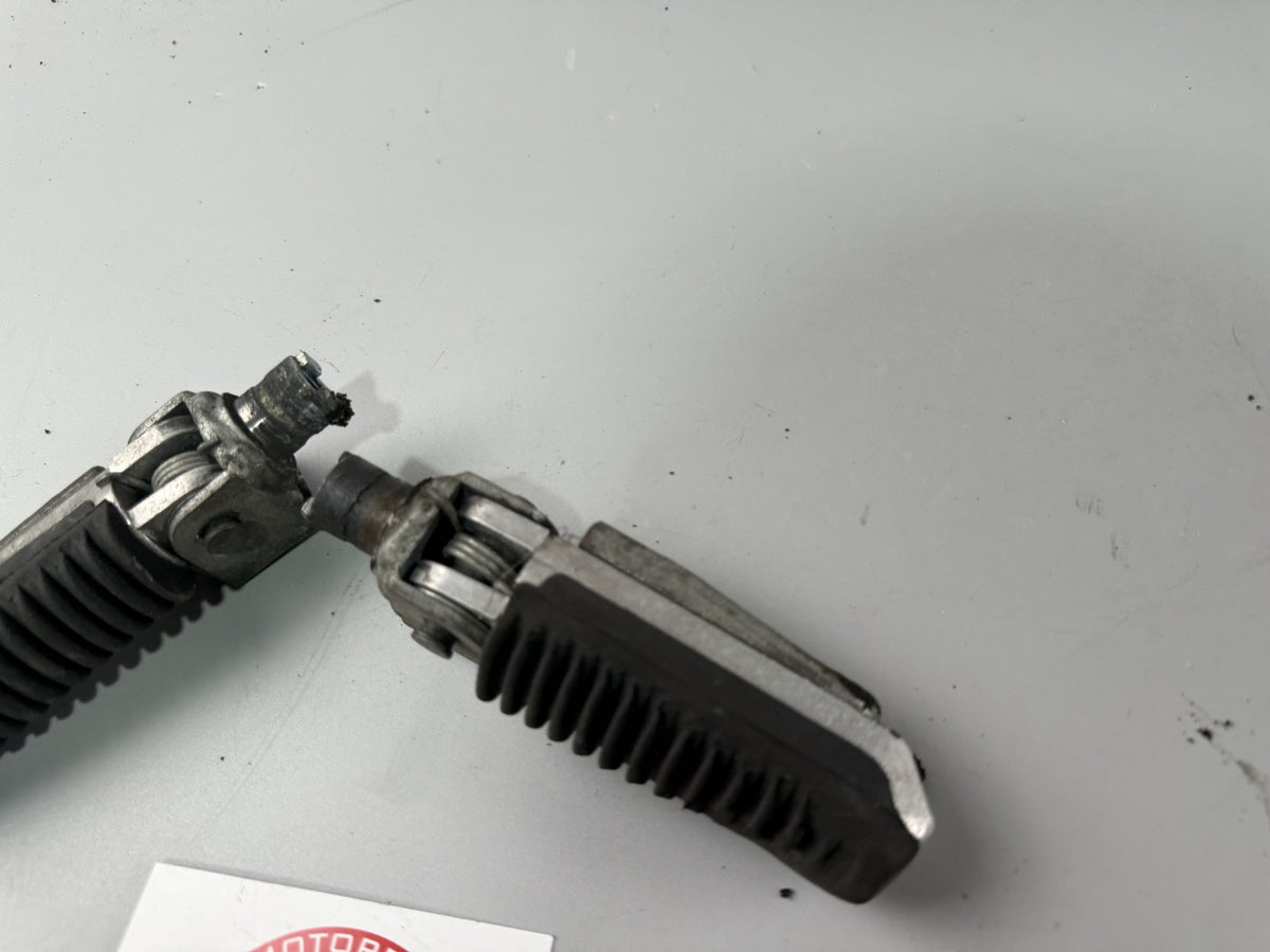 Suzuki GSF600 GN77B Bandit Fußrasten front vorne Footsteps Hangers Fahrer