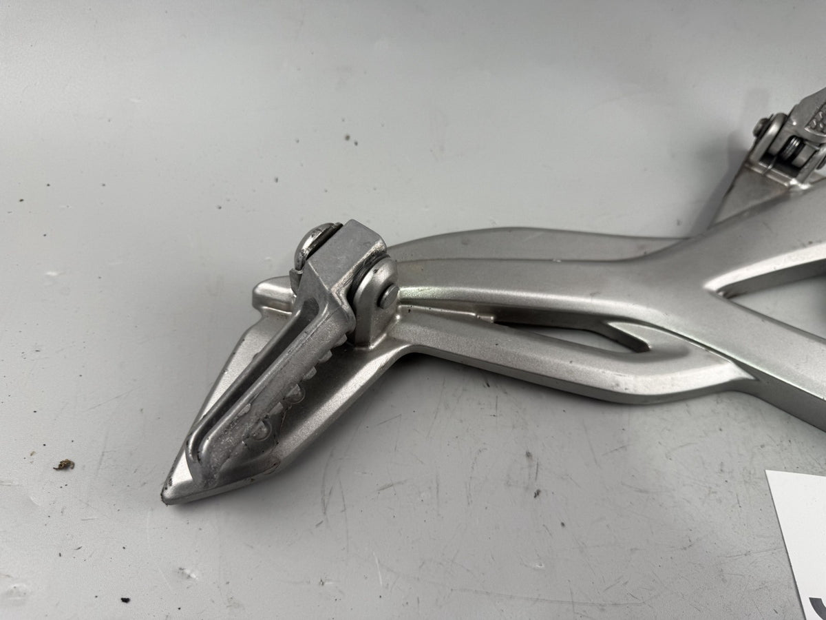 Kawasaki ER 6 N ER650A Fußrastenanlage Fußraste Step Hangers Halteplatte links