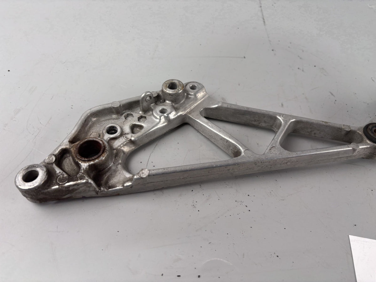 Honda VF 750 F RC15 Fußrastenanlage Fußraste Halteplatte rechts right
