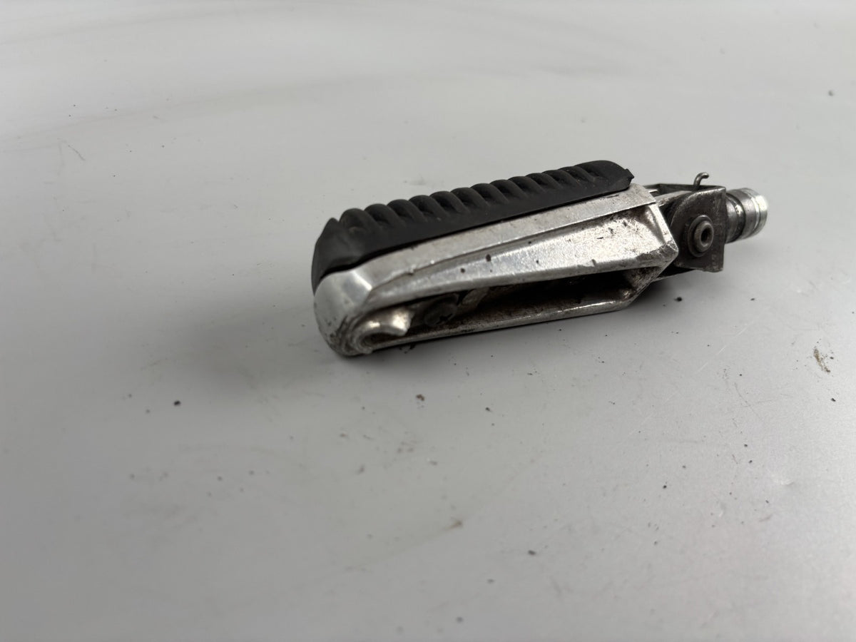 Yamaha FZS600 Fazer RJ02 Fußraste Foot Hangers Step links left vorne front