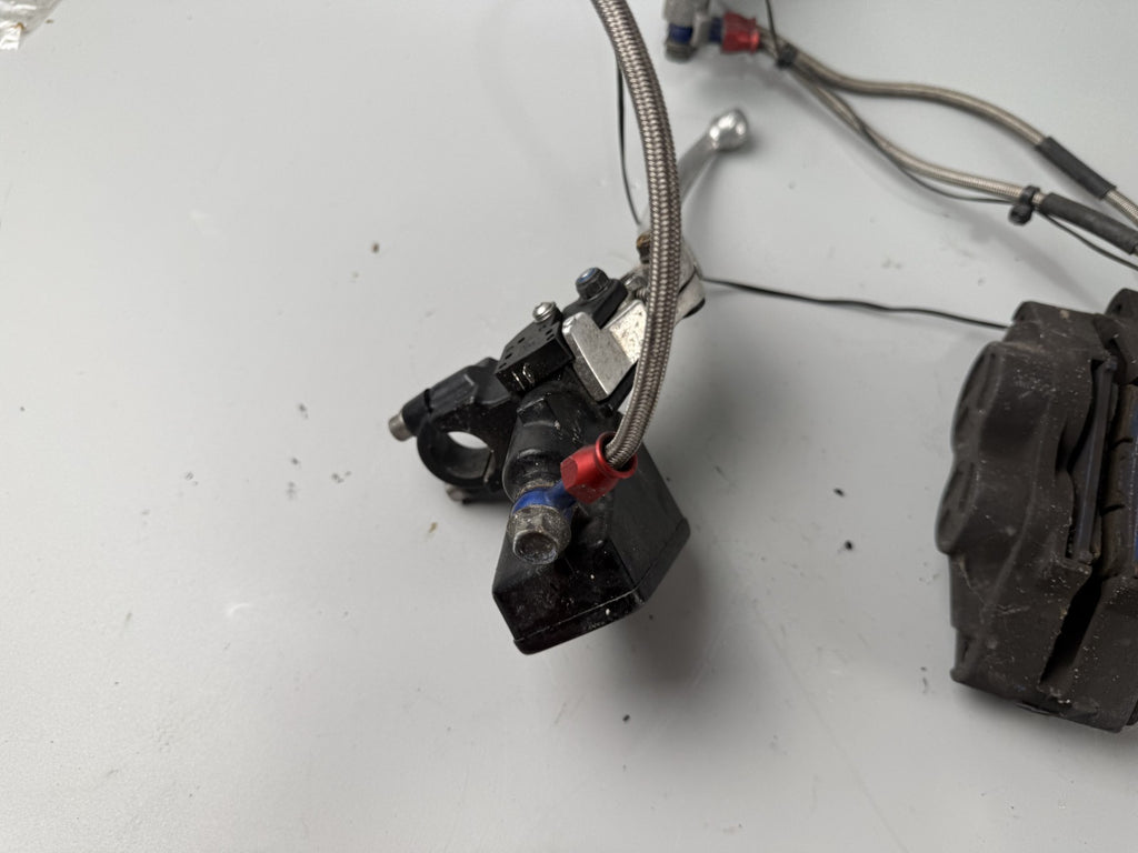Suzuki GSX - R 1100 GV73C Bremsanlage Bremse Brake Sattel Pumpe vorne front