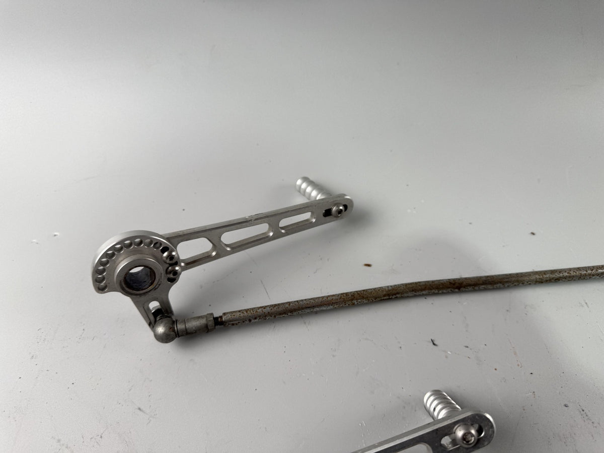 Suzuki GSX - R 1100 GV73C Schaltgestänge Bremspedal Fußhebel Brake Switch Step