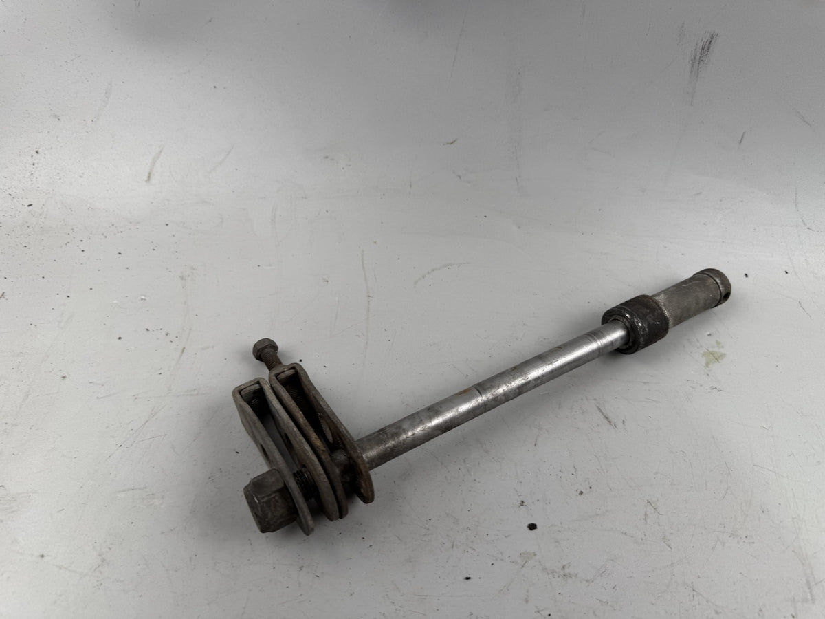 Suzuki GN250 NJ42A Achse Hinterradachse Steckachse