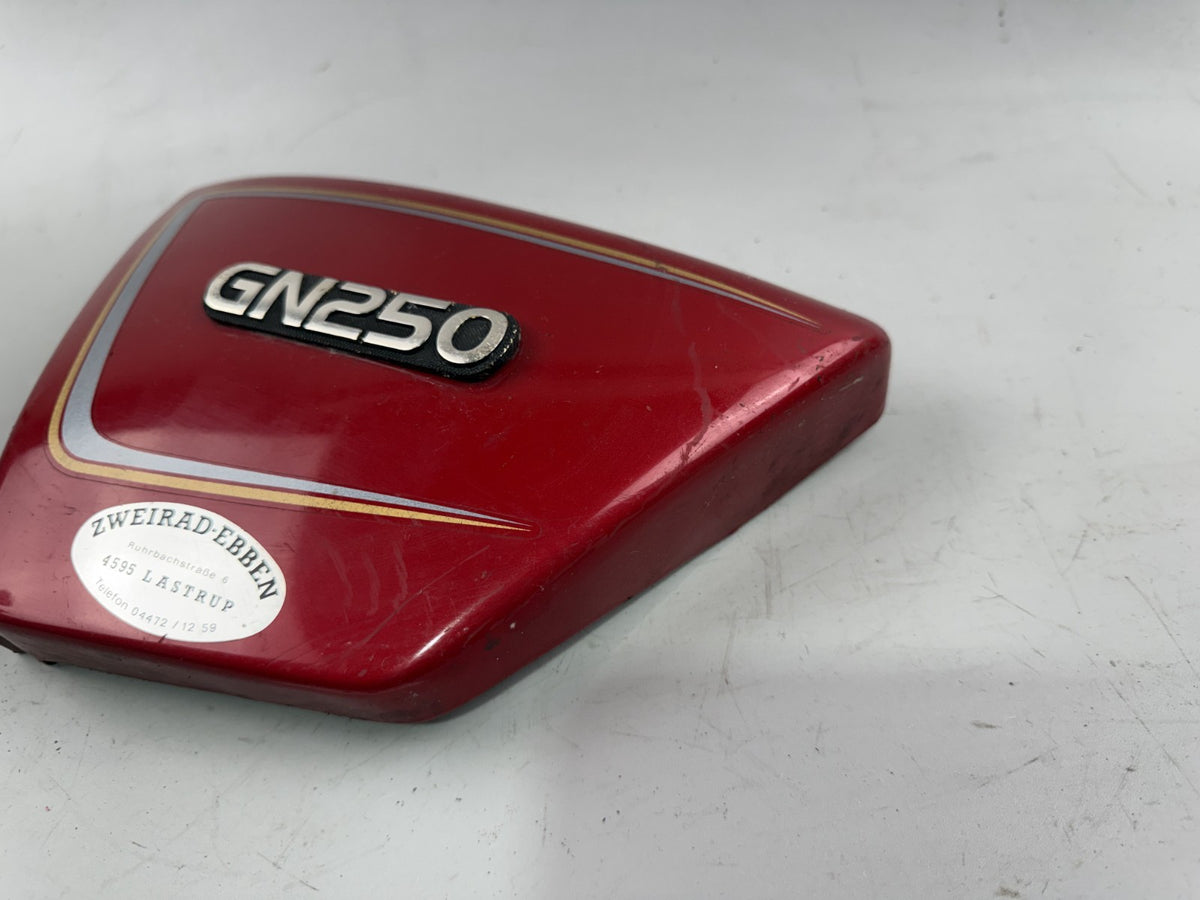 Suzuki GN250 NJ42A Seitenteil Seitendeckel Sidecover Verkleidung links left