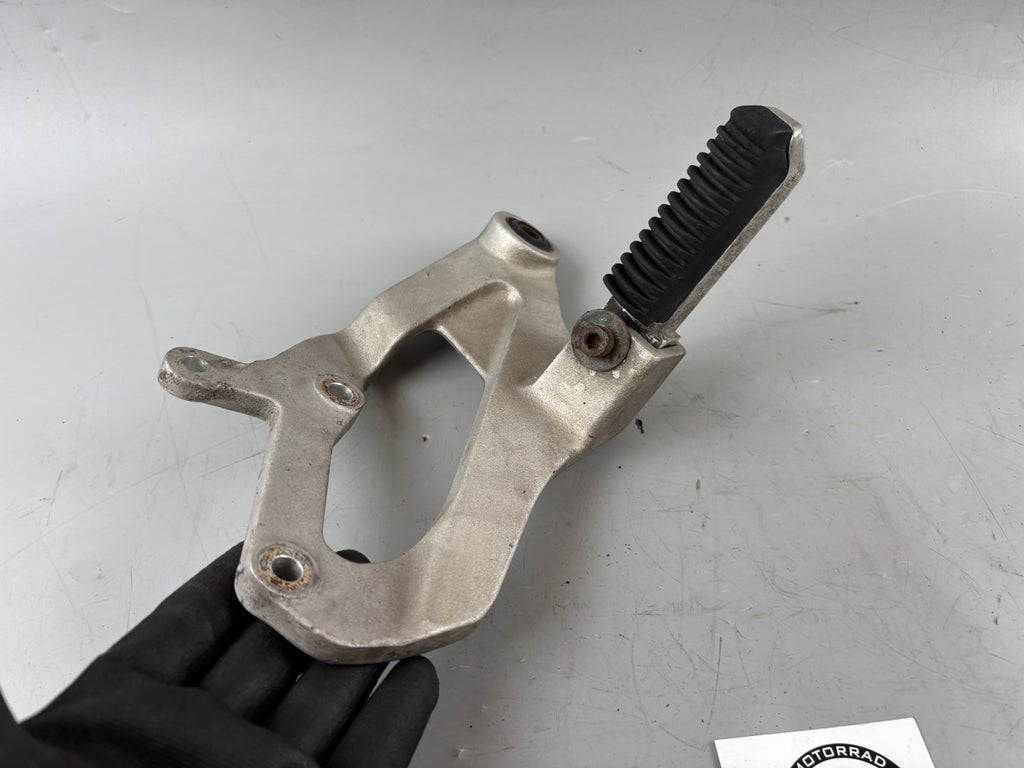 Suzuki GSX-R 1100 W GU75C Fussraste mit Halter Soziusfußraste Hangers links