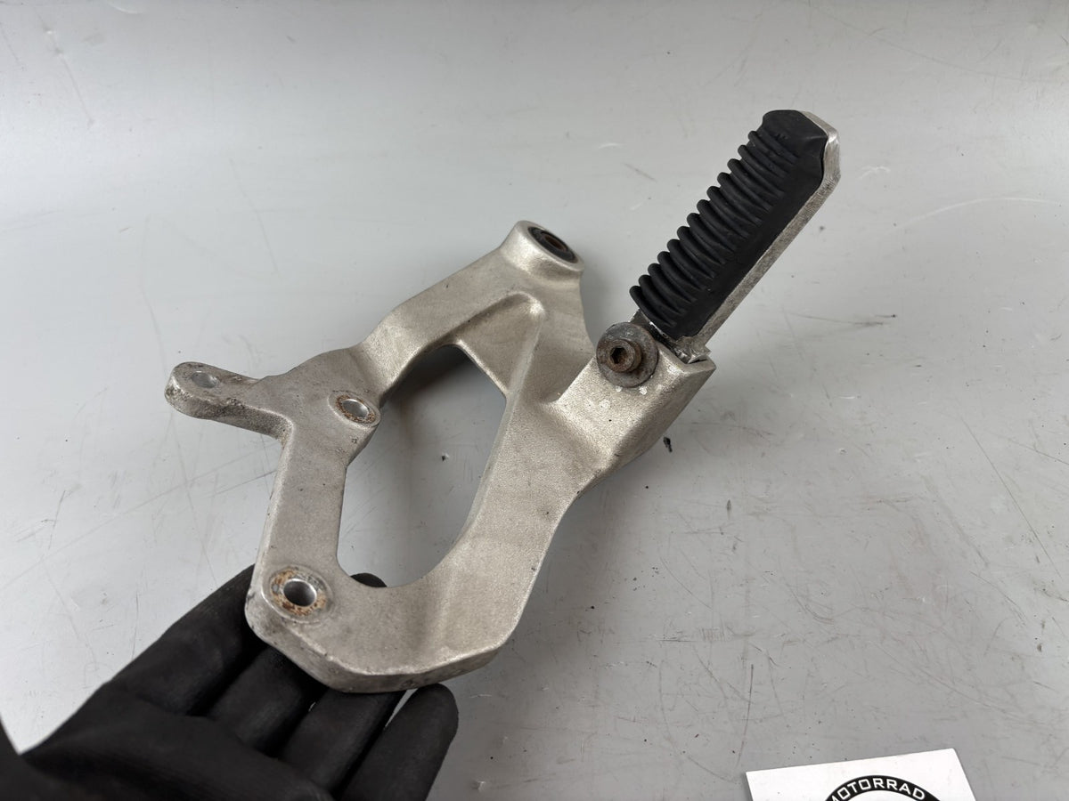 Suzuki GSX-R 1100 W GU75C Fussraste mit Halter Soziusfußraste Hangers links
