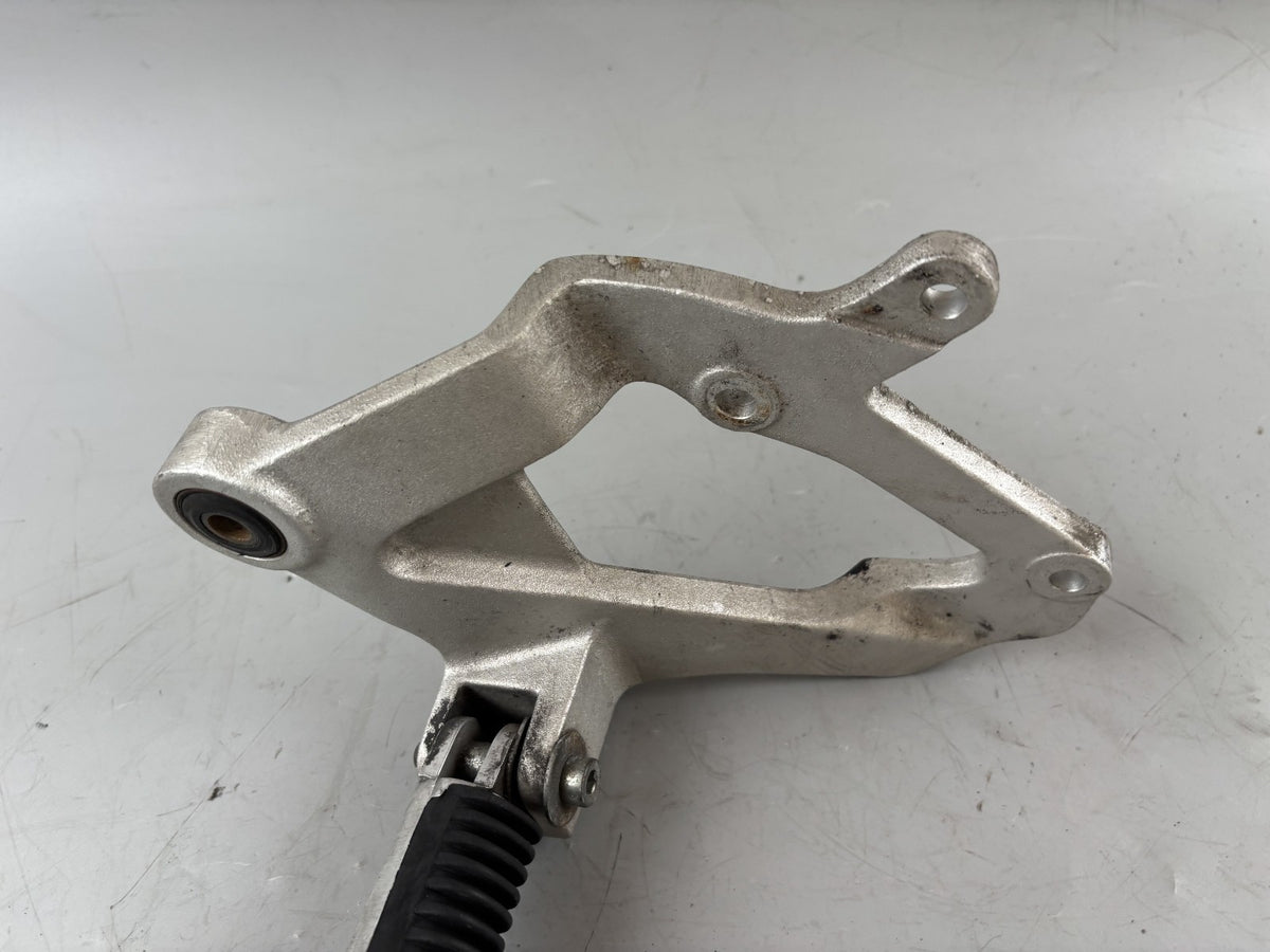 Suzuki GSX-R 1100 W GU75C Fussraste mit Halter Soziusfußraste Hangers rechts