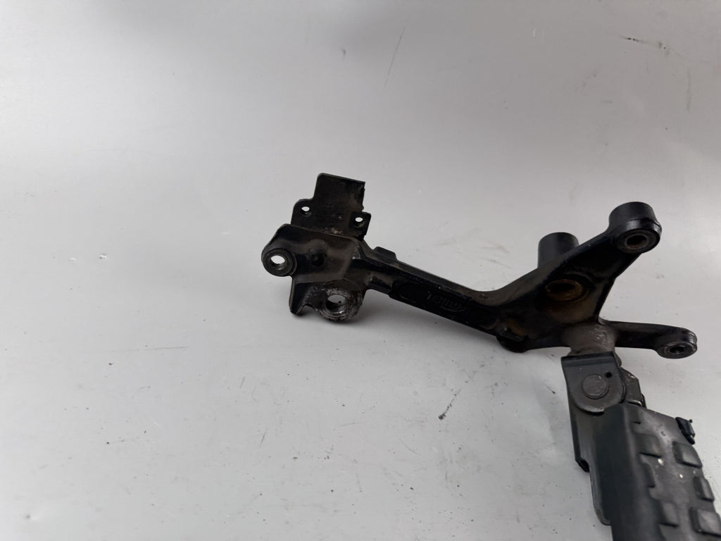 Triumph Tiger 900 T400 Fußraste Foot Hangers Step Fahrerfahrer links left vorne