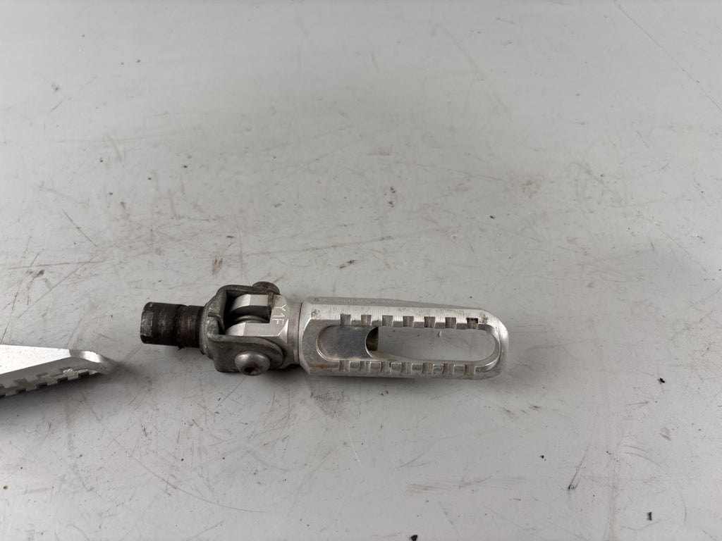Yamaha XJR1300 RP02 Fußrasten Fußraste Steps Hanger rechts links vorne front