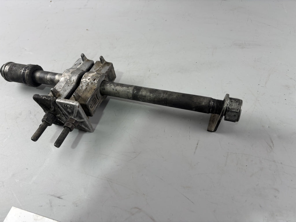 Honda CBR 1000F SC24 Achse Hinterradachse Steckachse Schwinge Kettenspanner