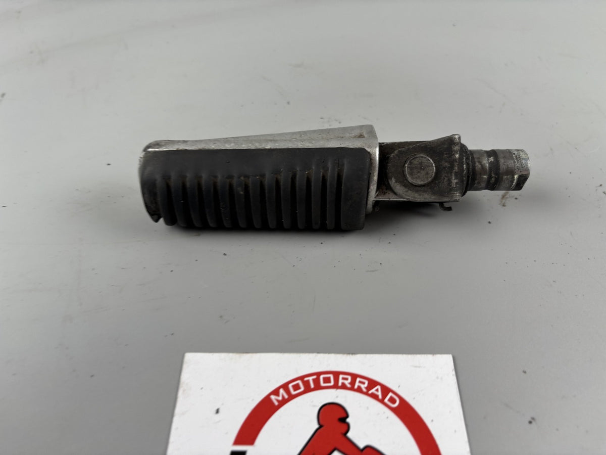 Yamaha FZS600 Fazer RJ02 Fußraste Foot Hangers Step links left vorne front