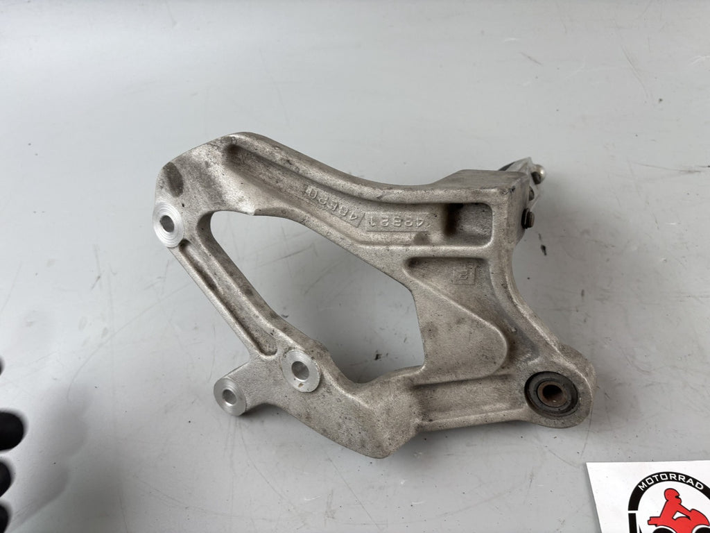 Suzuki GSX-R 1100 W GU75C Fussraste mit Halter Soziusfußraste Hangers links