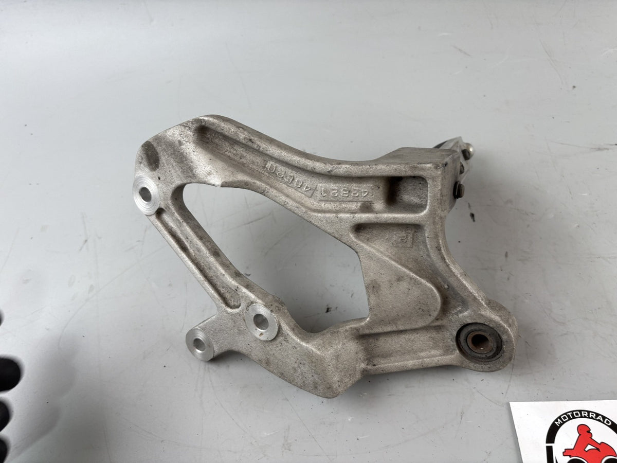 Suzuki GSX-R 1100 W GU75C Fussraste mit Halter Soziusfußraste Hangers links
