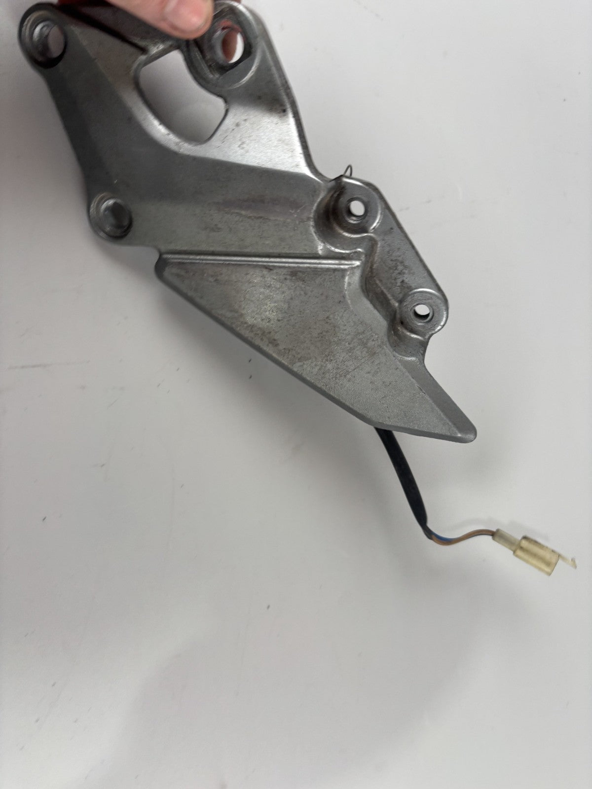 Kawasaki ZZR600D ZX600D Fußrastenhalteplatte Foot Hangers Holder rechts right