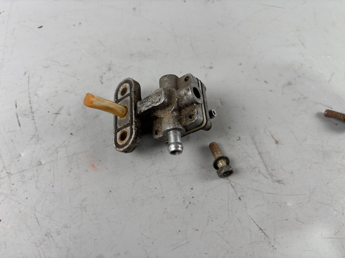 Suzuki GSX 750 AE Inazuma Benzinhahn Kraftstoffhahn Ventil Fuel Gas Gasoline