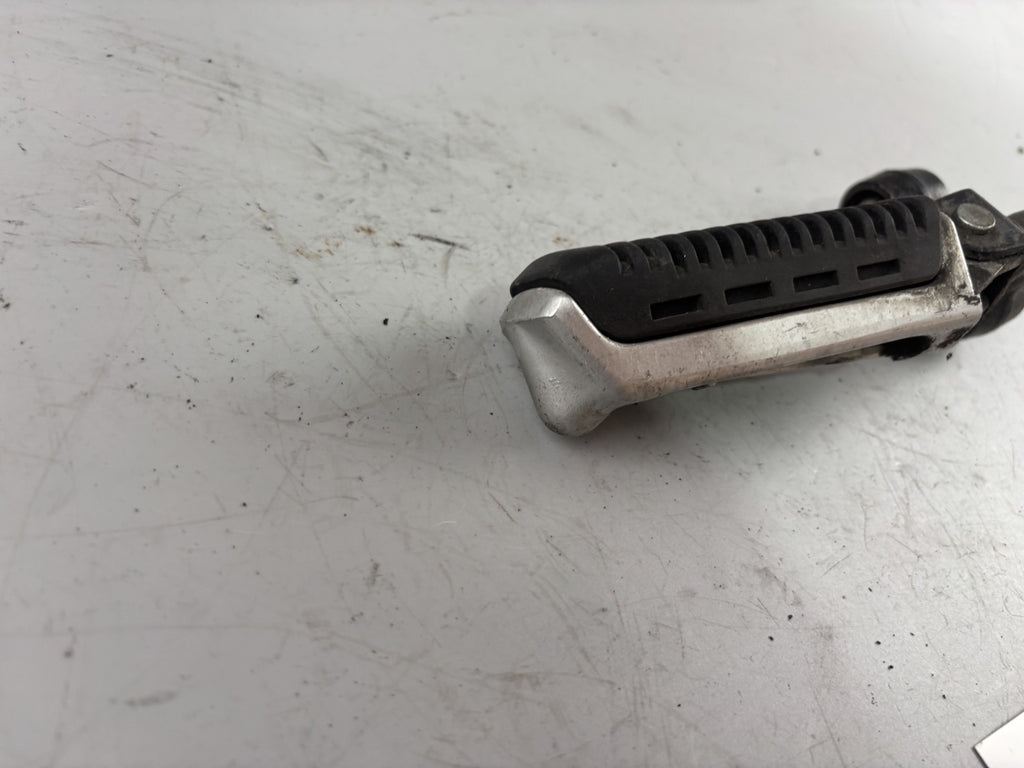 Suzuki VX 800 VS51B Fußraste vorne Foot Step Hangers left links front