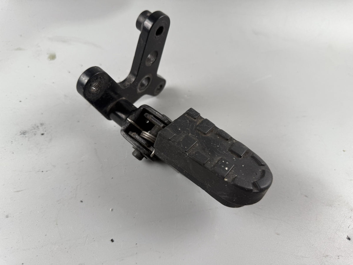 Triumph Tiger 900 T400 Fußraste Foot Hangers Step Fahrerfahrerrechts right vorne