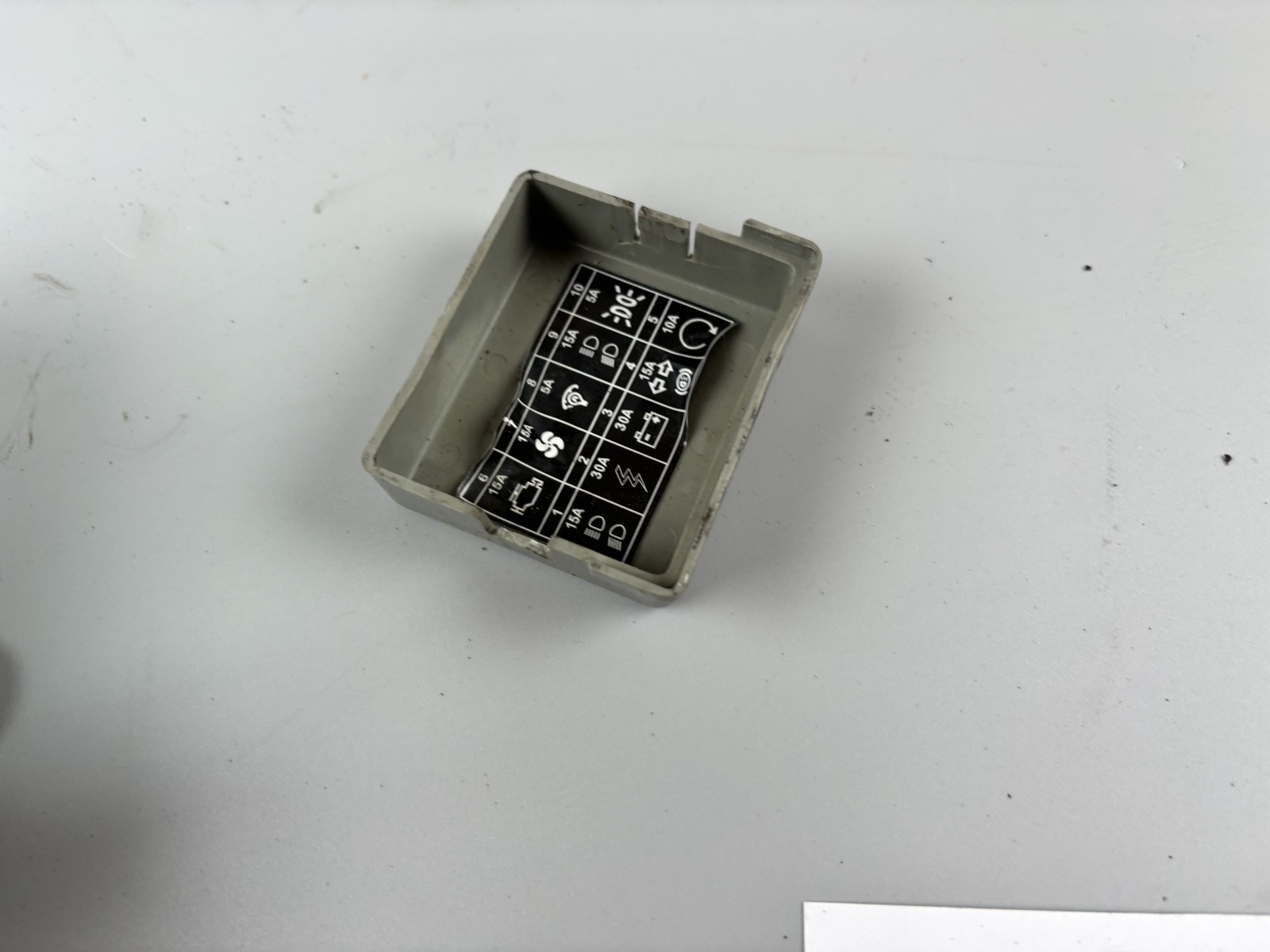Triumph Daytona 955i T595 N 2002 Sicherungskasten Deckel Cover Fusebox
