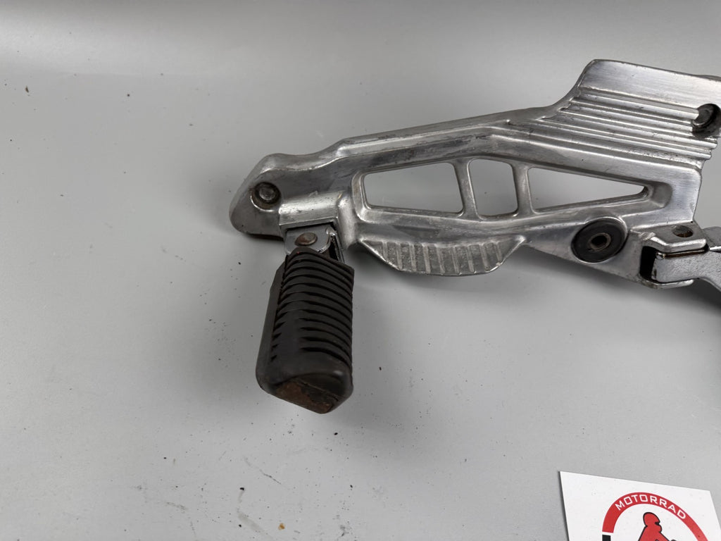 Kawasaki ER 5 ER500A Fußrastenanlage Fußraste Step Hangers Halteplatte links