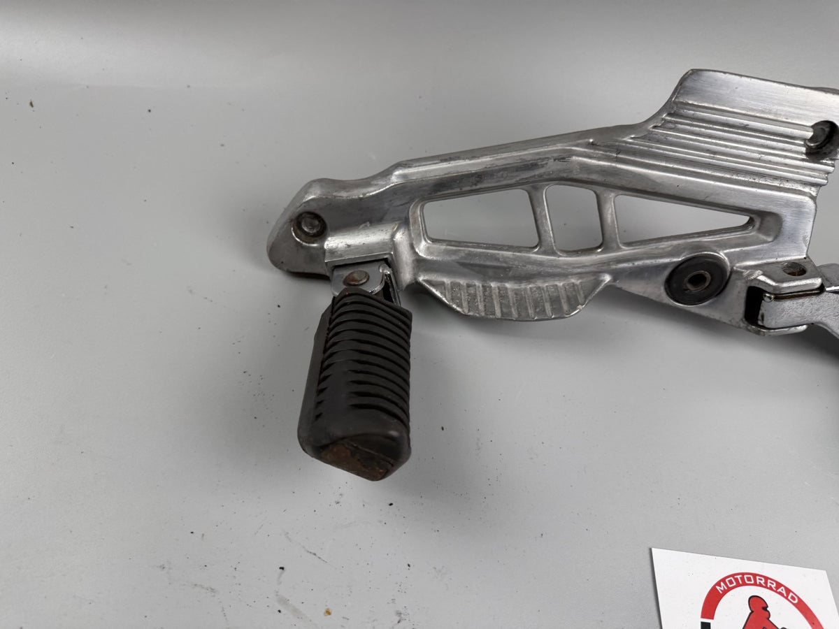 Kawasaki ER 5 ER500A Fußrastenanlage Fußraste Step Hangers Halteplatte links