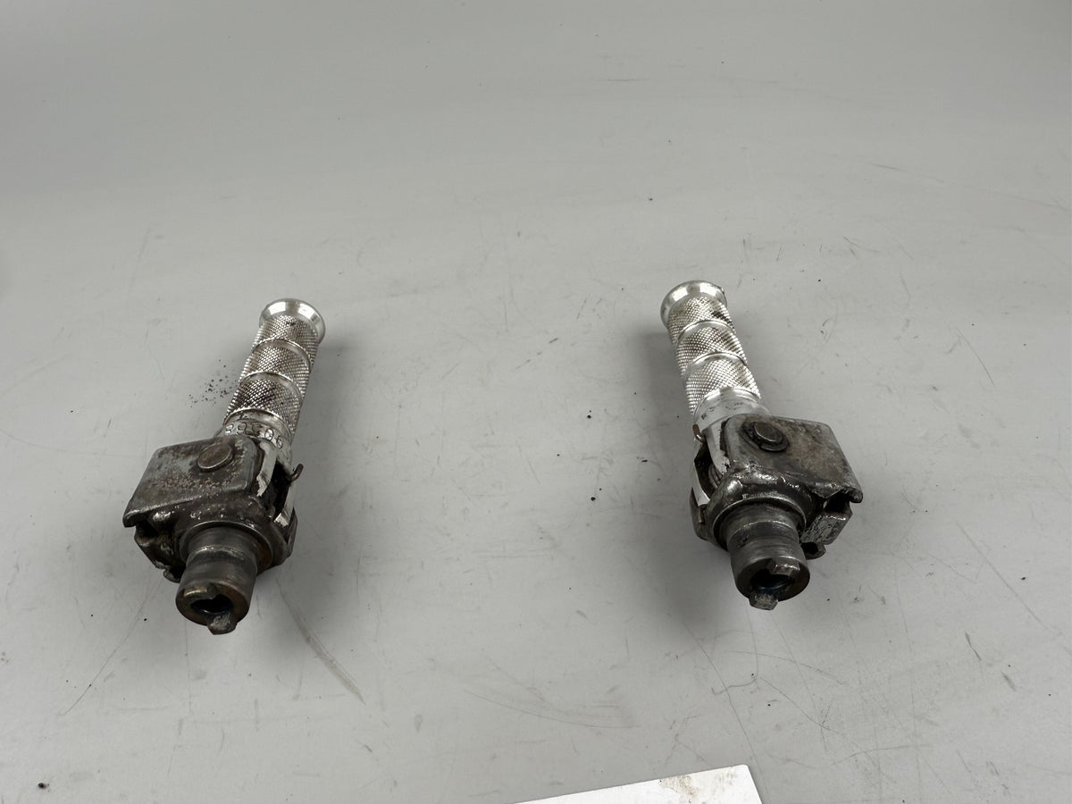 Suzuki GSF600 GN77B Bandit Fußrasten front vorne Footsteps Hangers Fahrer