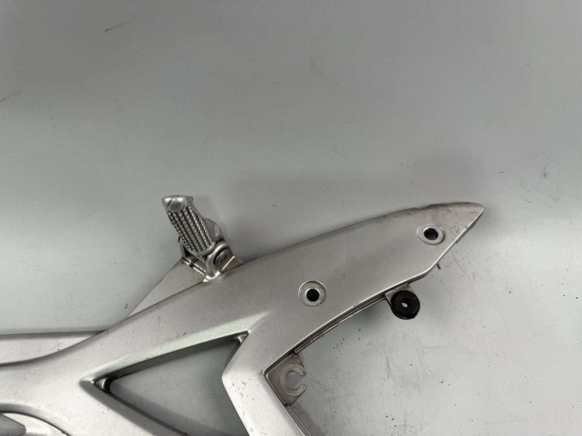 Kawasaki ER 6 N ER650A Fußrastenanlage Fußraste Step Hangers Halteplatte links