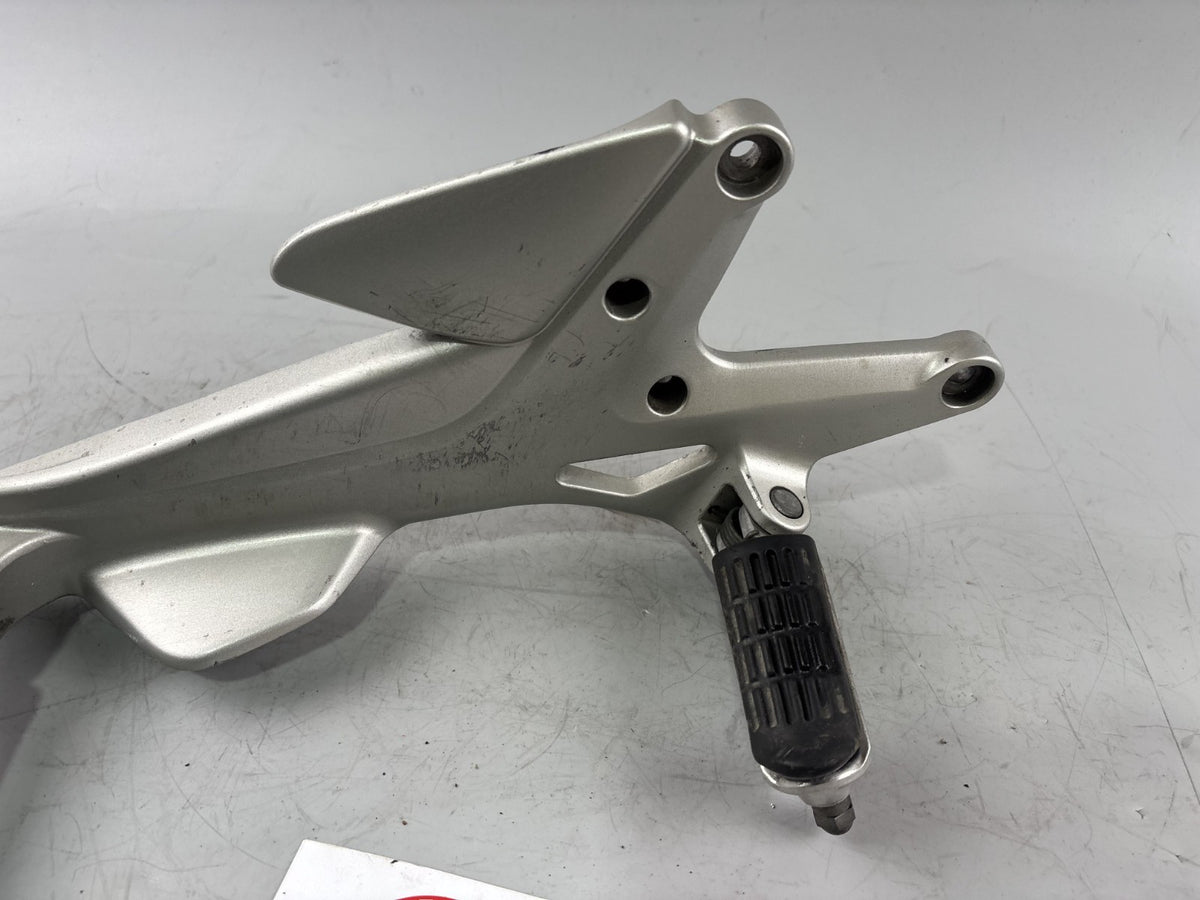 Honda CBF 600 S PC38 Fußrastenanlage Foot hangers rechts right Halteplatte