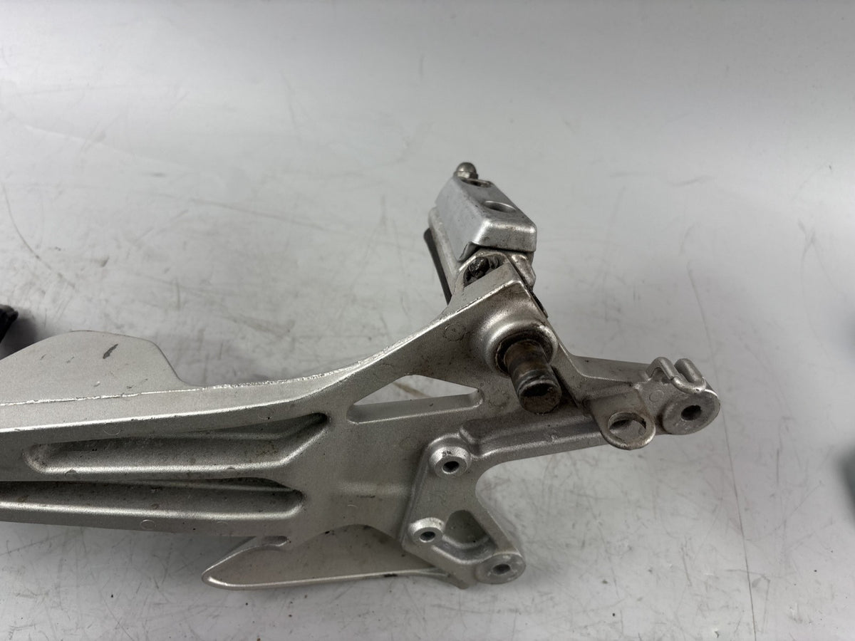 Honda CBF 600 S PC38 Fußrastenanlage Foot hangers rechts right Halteplatte