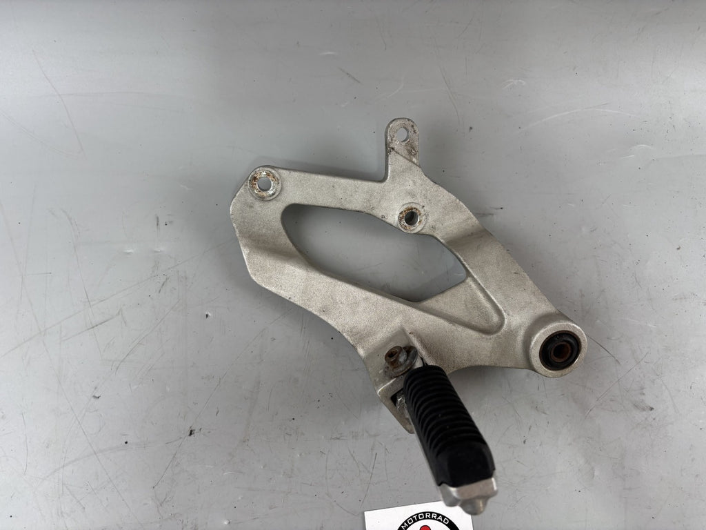 Suzuki GSX-R 1100 W GU75C Fussraste mit Halter Soziusfußraste Hangers links