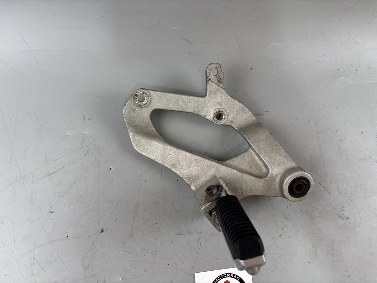 Suzuki GSX-R 1100 W GU75C Fussraste mit Halter Soziusfußraste Hangers links
