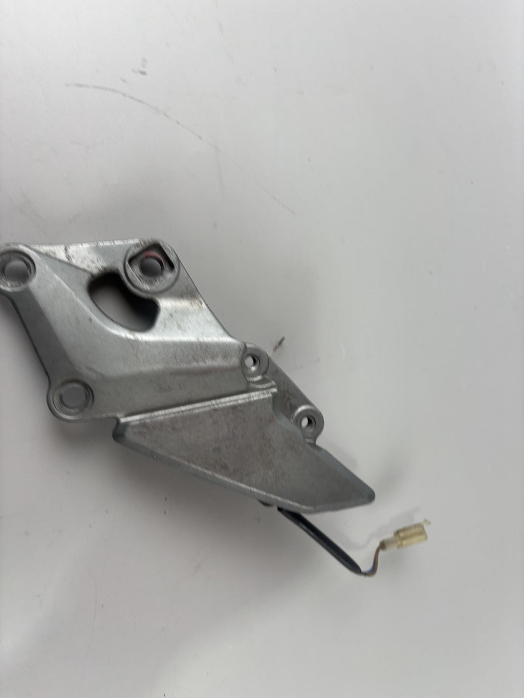 Kawasaki ZZR600D ZX600D Fußrastenhalteplatte Foot Hangers Holder rechts right