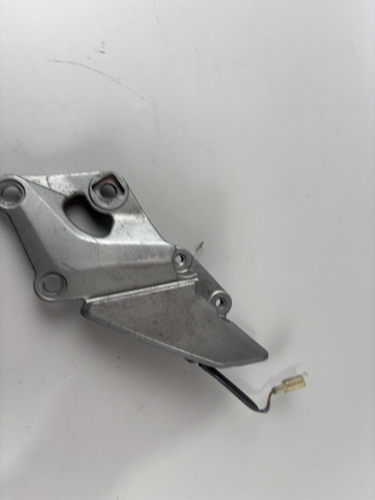 Kawasaki ZZR600D ZX600D Fußrastenhalteplatte Foot Hangers Holder rechts right