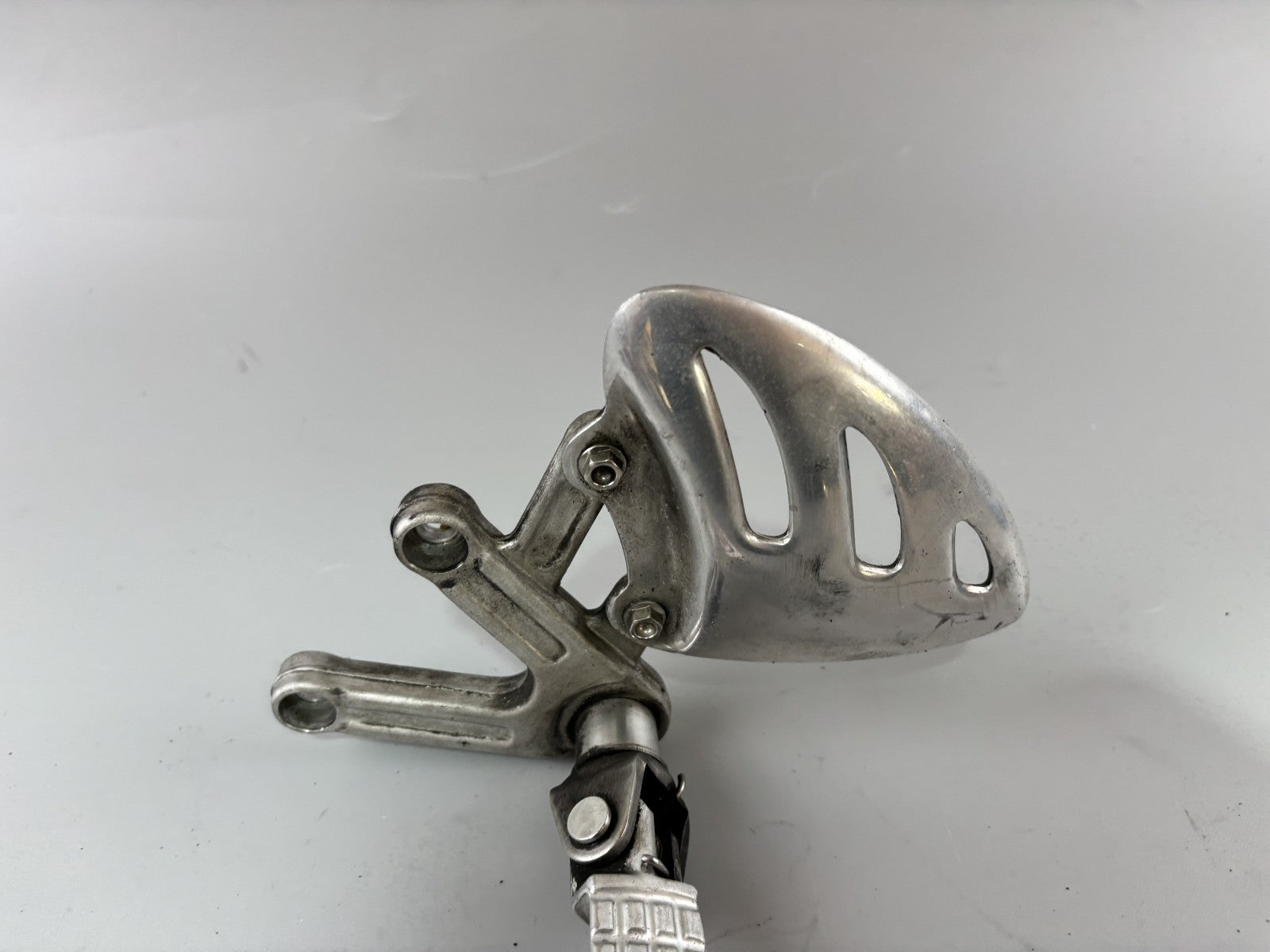Triumph Daytona 955 T 595 Fußraste Foot Hangers front links left vorne front