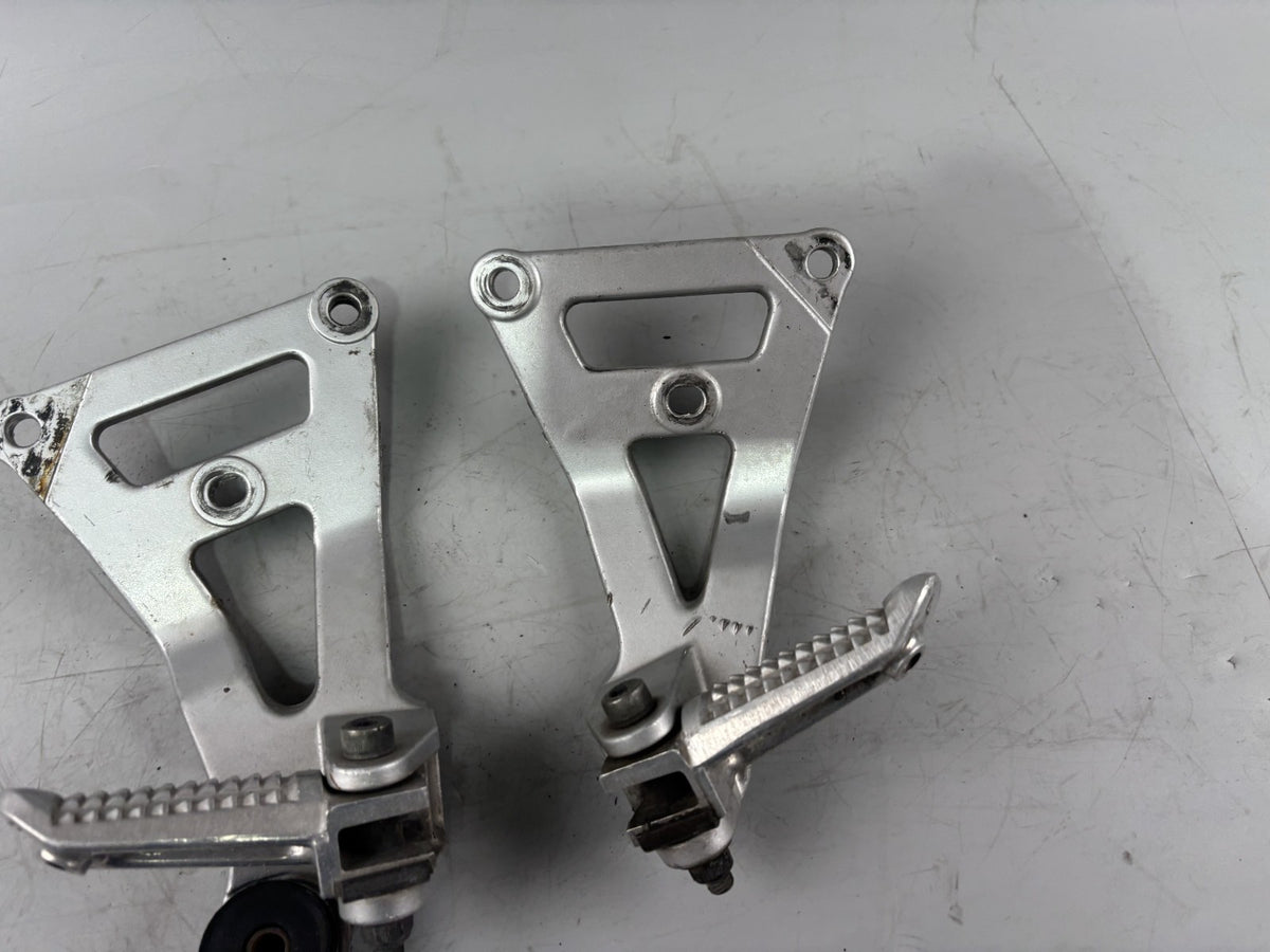 Suzuki GSX-R 750 W GR7BB Soziusfußrasten Beifahrer Fußrastee Foot Hanger Step