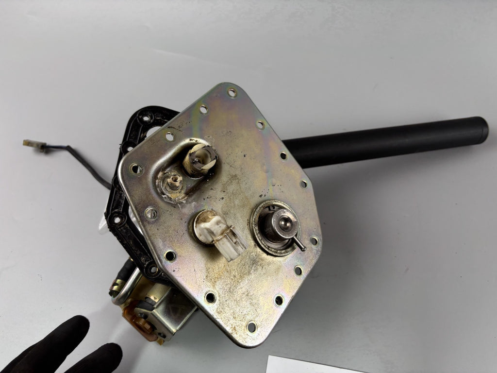 Triumph Daytona 955i T595 N 2002 Benzinpumpe Kraftstoffpumpe petrol pump Hahn