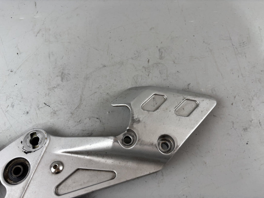 Suzuki GSX-R 1100 W GU75C Fußrastenhalteplatte Holder Halterung Hangers rechts